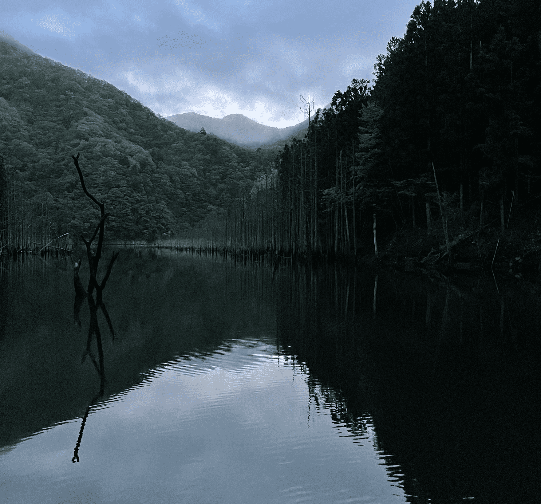 湯西川ダム湖