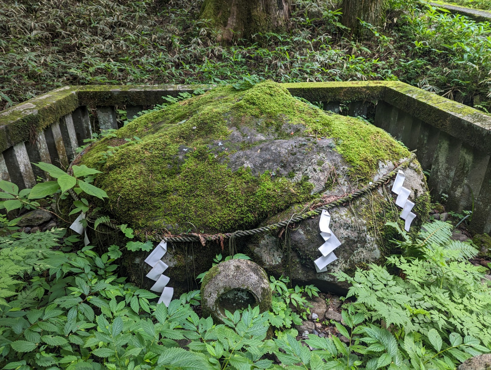 滝尾神社 子種石